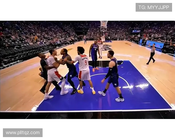 爵士队与开拓者激战正酣 双方鏖战赛场展现激烈对抗 爵士队与开拓者激战正酣 双方鏖战赛场展现激烈对抗